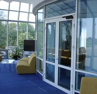 Алюминиевые двери в Киеве от «Укрфасадбуд» – оперативность, выгодная цена, гарантия качества Алюминиевые двери в Киеве от «Укрфасадбуд» – оперативность, выгодная цена, гарантия качества