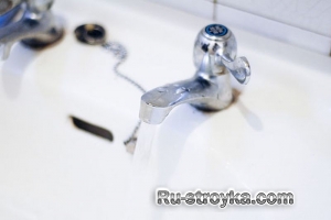 Как прочистить раковину при помощи бельевой вешалки. Как прочистить раковину при помощи бельевой вешалки.