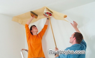 Как оклеить потолок обоями. Как оклеить потолок обоями.