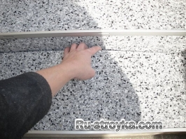 Ремонт лестницы при помощи гибкой мраморной крошки. Ремонт лестницы при помощи гибкой мраморной крошки.