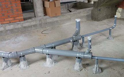 Как проложить канализационные трубы в частном доме: схемы и правила укладки + этапы монтажа