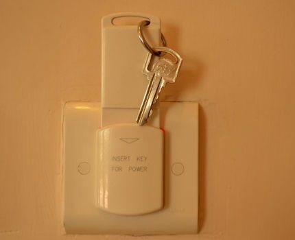 Карточный выключатель: для чего нужен, как его выбрать и правильно подключить