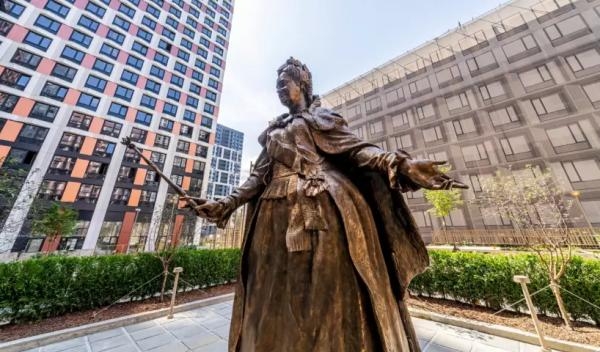 Императрица прибыла: скульптуру Екатерины II доставили в Петровский парк II Императрица прибыла: скульптуру Екатерины II доставили в Петровский парк II