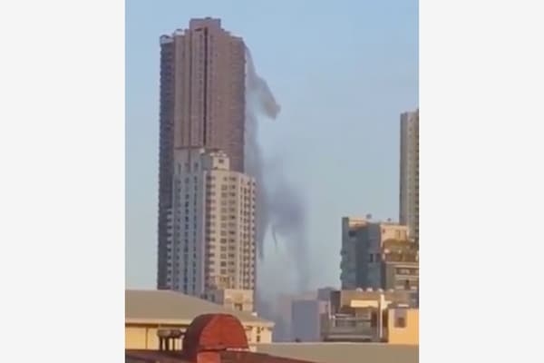 Пролившийся с крыши небоскреба бассейн попал на видео Пролившийся с крыши небоскреба бассейн попал на видео