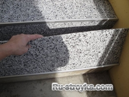 Ремонт лестницы при помощи гибкой мраморной крошки. Ремонт лестницы при помощи гибкой мраморной крошки.