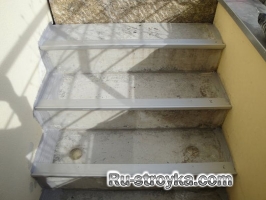 Ремонт лестницы при помощи гибкой мраморной крошки. Ремонт лестницы при помощи гибкой мраморной крошки.