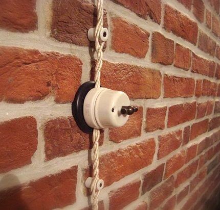 Монтаж открытой электропроводки: обзор технологии работ + разбор основных ошибок Монтаж открытой электропроводки: обзор технологии работ + разбор основных ошибок