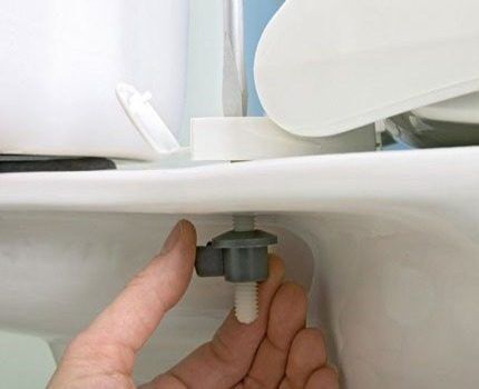 Крышка для унитаза: разновидности, советы по выбору, инструкция по установке