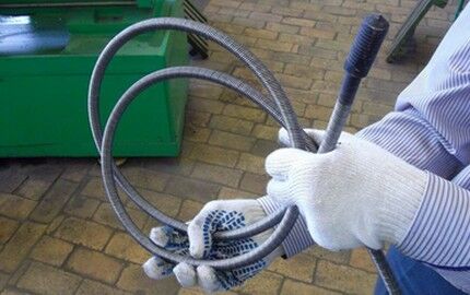 Как прочистить унитаз тросом: выбор инструмента и инструктаж по его применению