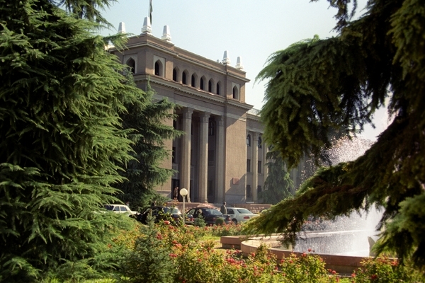 В Таджикистане захотели снести президентский дворец В Таджикистане захотели снести президентский дворец