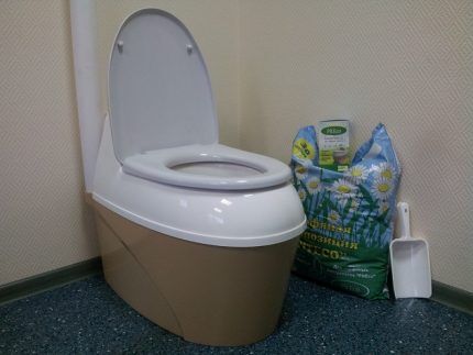 Какой биотуалет лучше: жидкостный или компостирующий? Что купить: торфяной или химический вариант