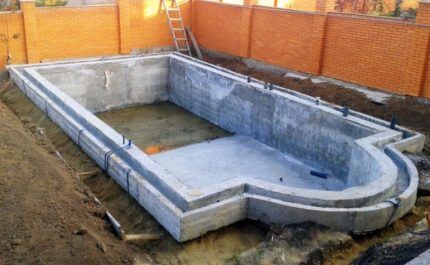 Гидроизоляция бассейна своими руками: обзор технологий + пошаговый пример работ