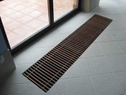 Водяные внутрипольные конвекторы отопления: виды, особенности монтажа и обустройства Водяные внутрипольные конвекторы отопления: виды, особенности монтажа и обустройства