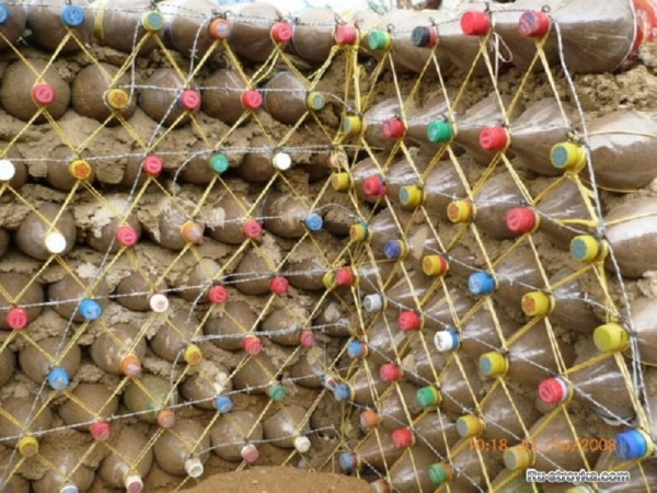 Строительство из пластиковых бутылок. Строительство из пластиковых бутылок.