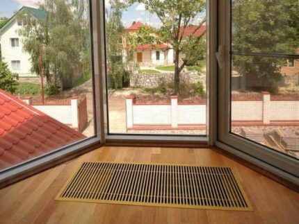 Водяные внутрипольные конвекторы отопления: виды, особенности монтажа и обустройства Водяные внутрипольные конвекторы отопления: виды, особенности монтажа и обустройства