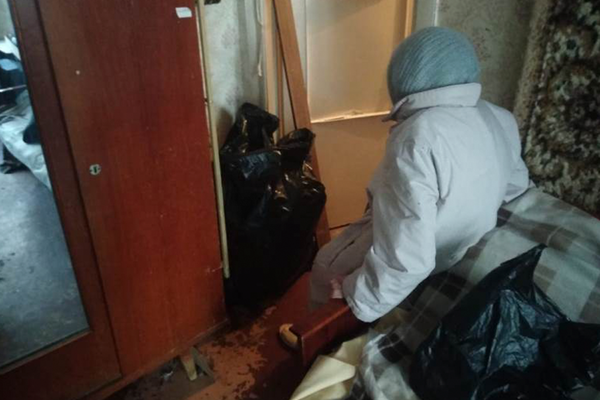 Приставы прибрались в квартире россиянки Приставы прибрались в квартире россиянки