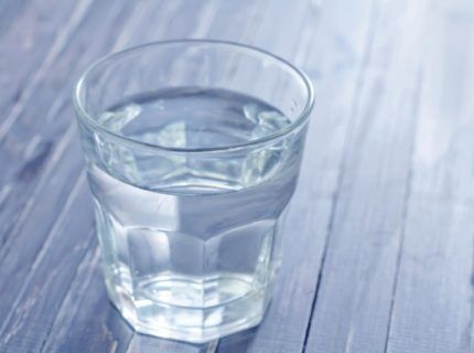 Какую воду заливать в увлажнитель воздуха: обычную или дистиллированную? Правила эксплуатации прибора Какую воду заливать в увлажнитель воздуха: обычную или дистиллированную? Правила эксплуатации прибора