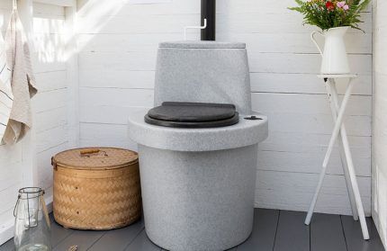 Какой биотуалет лучше: жидкостный или компостирующий? Что купить: торфяной или химический вариант