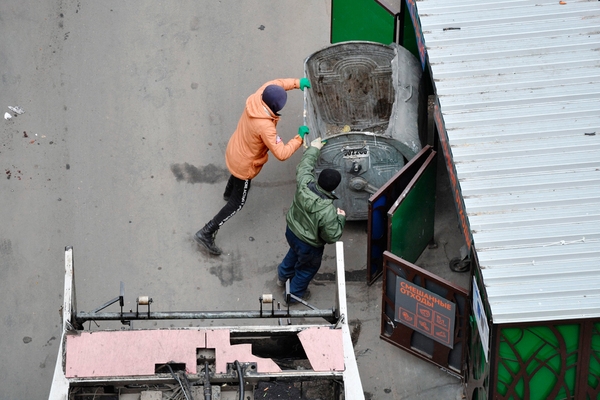 Мигранты в Москве самоизолировались в мусорке Мигранты в Москве самоизолировались в мусорке