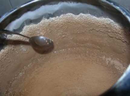 Какую воду заливать в увлажнитель воздуха: обычную или дистиллированную? Правила эксплуатации прибора Какую воду заливать в увлажнитель воздуха: обычную или дистиллированную? Правила эксплуатации прибора