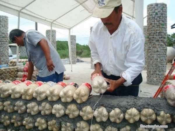 Строительство из пластиковых бутылок. Строительство из пластиковых бутылок.