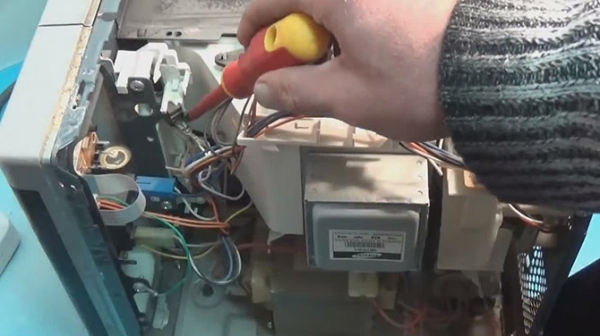 Не греет микроволновка, что делать: причины и их устранение Не греет микроволновка, что делать: причины и их устранение