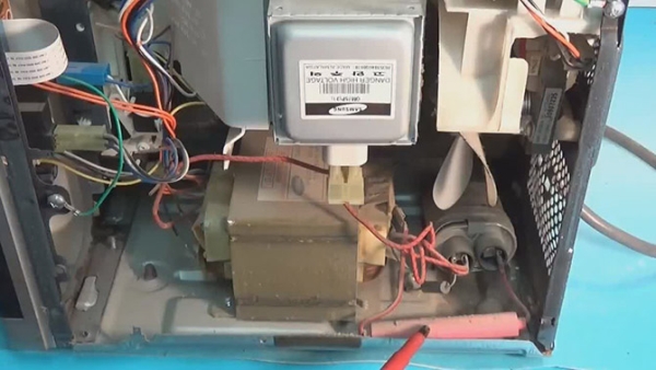 Не греет микроволновка, что делать: причины и их устранение Не греет микроволновка, что делать: причины и их устранение