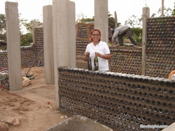 Строительство из пластиковых бутылок. Строительство из пластиковых бутылок.