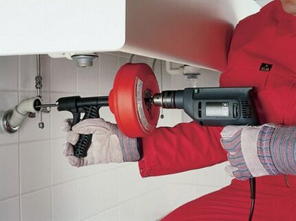 Как прочистить унитаз тросом: выбор инструмента и инструктаж по его применению