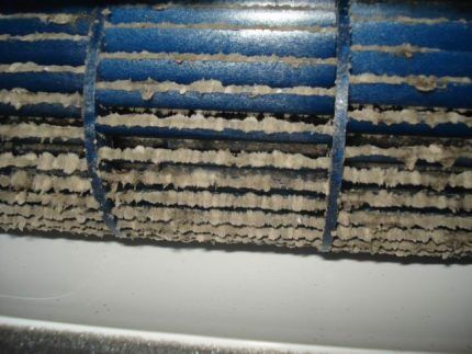 Что делать если сплит система течёт в комнату: распространенные поломки и способы их устранения Что делать если сплит система течёт в комнату: распространенные поломки и способы их устранения