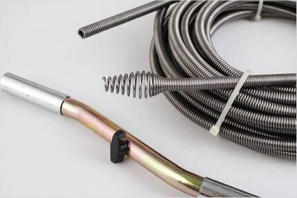 Как прочистить унитаз тросом: выбор инструмента и инструктаж по его применению