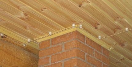 Монтаж открытой электропроводки: обзор технологии работ + разбор основных ошибок Монтаж открытой электропроводки: обзор технологии работ + разбор основных ошибок