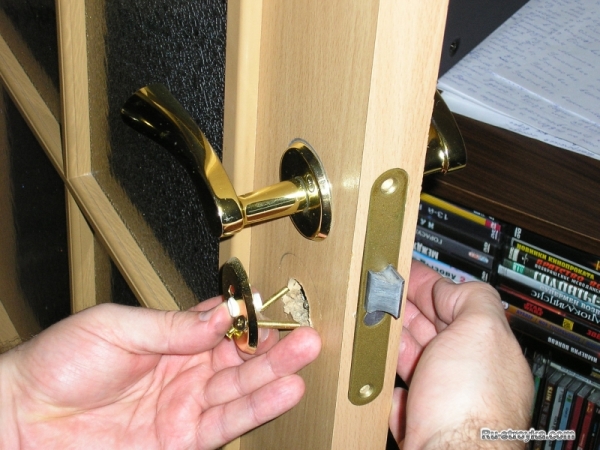 Врезка замка в дверное полотно Врезка замка в дверное полотно