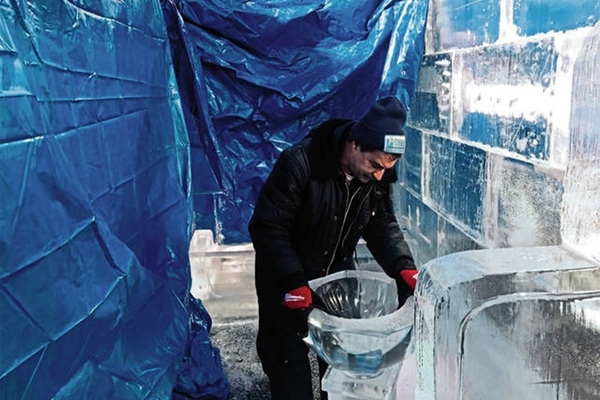 В США для бедных построили ледяной дом В США для бедных построили ледяной дом