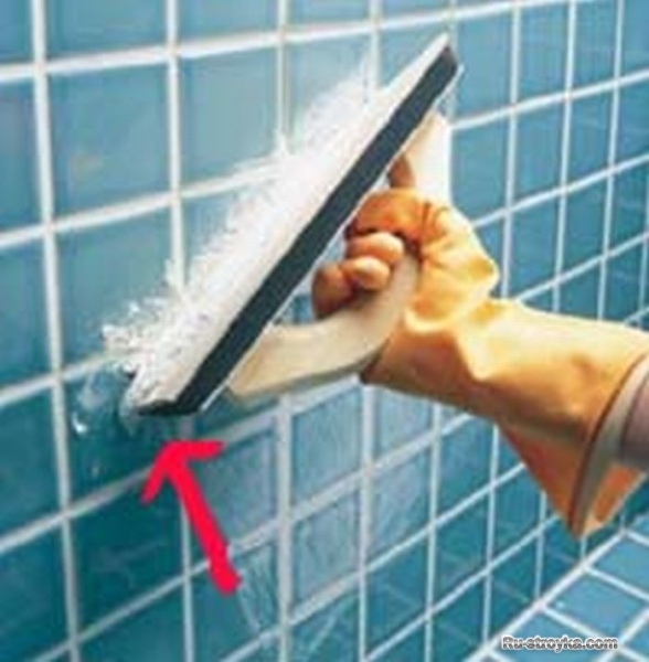 Нанесение затирки на керамическую плитку.