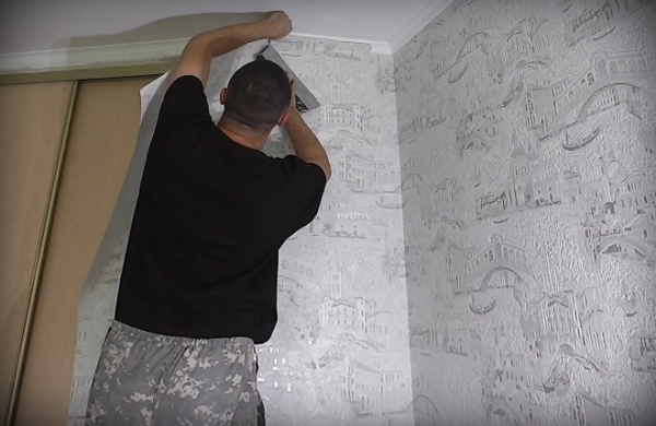 Как правильно поклеить обои в углах: пошаговая инструкция, особенности работ Как правильно поклеить обои в углах: пошаговая инструкция, особенности работ