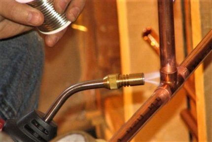 Пайка медных трубок газовой горелкой: полезные советы и этапы самостоятельной пайки Пайка медных трубок газовой горелкой: полезные советы и этапы самостоятельной пайки