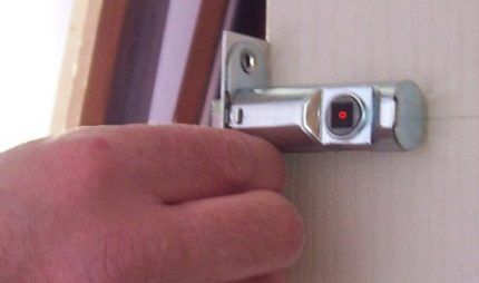 Как самостоятельно установить в межкомнатную дверь защелку: пошаговый инструктаж с фото Как самостоятельно установить в межкомнатную дверь защелку: пошаговый инструктаж с фото