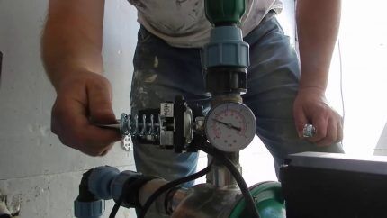 Нормативы на давление воды в водопроводе в квартире, способы его измерения и нормализации Нормативы на давление воды в водопроводе в квартире, способы его измерения и нормализации