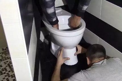 Крепление унитаза к полу: обзор возможных способов и пошаговые инструкции Крепление унитаза к полу: обзор возможных способов и пошаговые инструкции