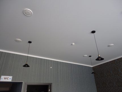 Вентиляция в натяжном потолке: для чего нужна + тонкости обустройства Вентиляция в натяжном потолке: для чего нужна + тонкости обустройства